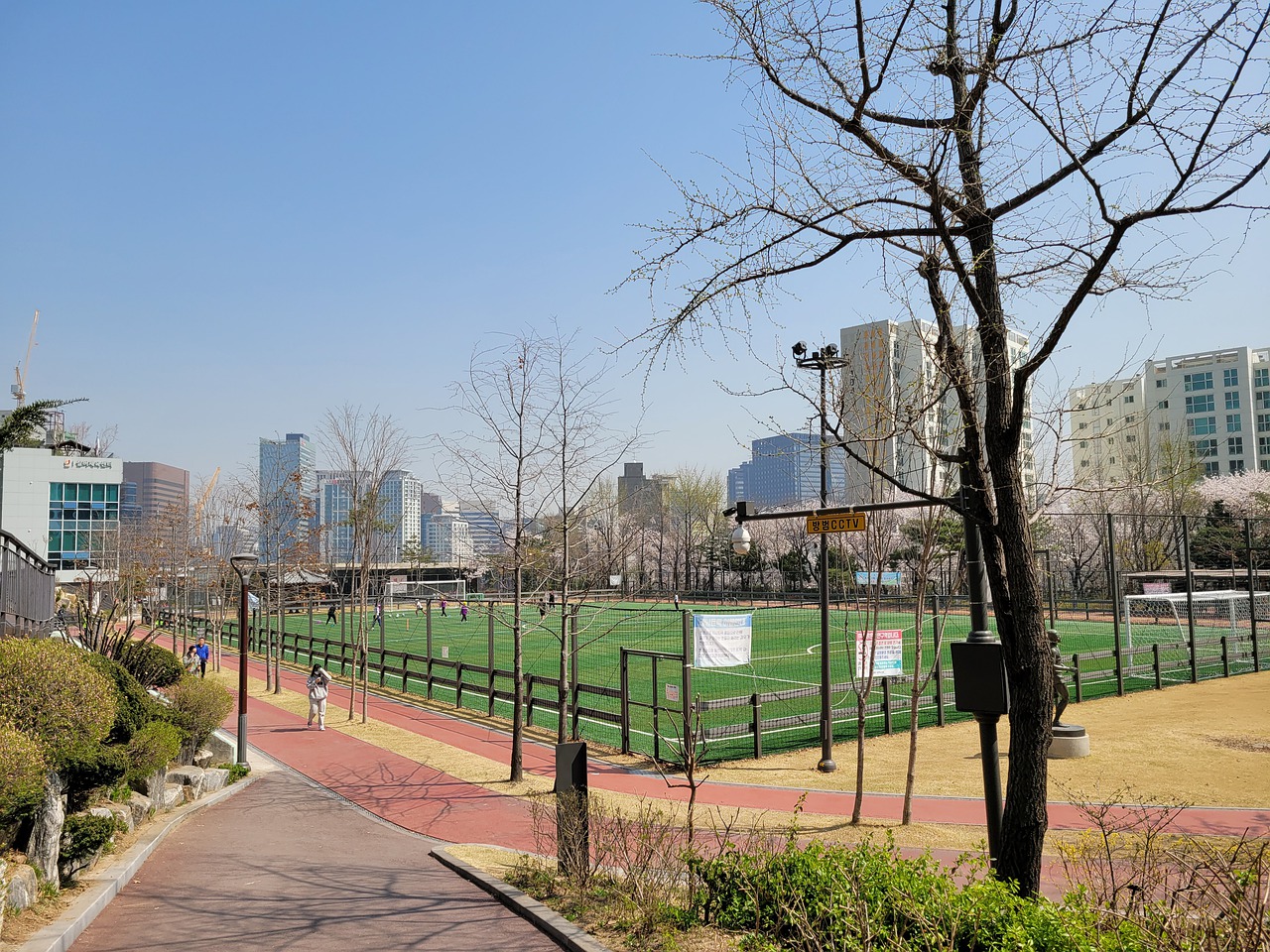 并及时调整